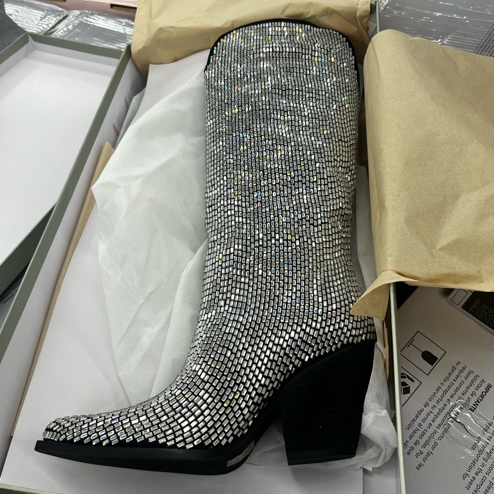Women’s MllM shoes co size 7 1/2 Elanna Silver Rhinestone Heeled Boots new box